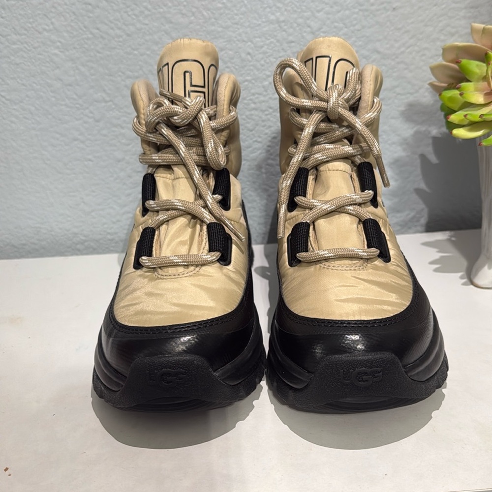 UGG Women’s Yose Puffer lace Bootie Size 7